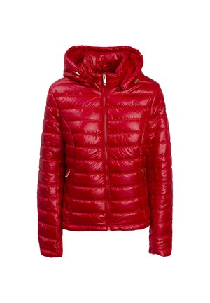 Rode gewatteerde jas met een glanzende afwerking, ritsluiting en een capuchon. Bevat horizontale stiksel, ritszakken aan de zijkant en gouden accenten.