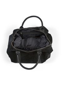 Sort suede tote taske med læderdetaljer, der har en lynlåsåbning og et rummeligt indre beklædt med sort stof.