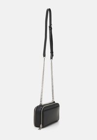 Borsa a tracolla in pelle nera con cerniera e accessori in argento, dotata di una tracolla a catena removibile e una superficie liscia. Chiusura con cerniera sulla parte superiore.