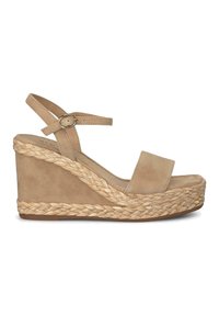 Beige Wildleder-Wedgesandalen mit einem breiten Vorder- und Knöchelriemen, der eine metallenes Schnalle hat. Geflochtenes Jute-Detail am Wedge-Absatz.