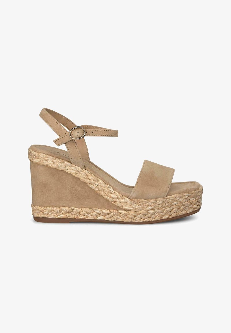 Sandales compensées en suede beige avec une large bride avant et une bride autour de la cheville dotée d'une boucle en métal. Détail en jute tressé sur le talon compensé.