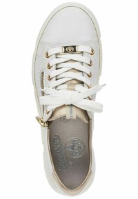 Baskets en cuir blanc avec un design perforé, des accents dorés, des lacets plats et une fermeture éclair sur le côté pour faciliter l'enfilage.