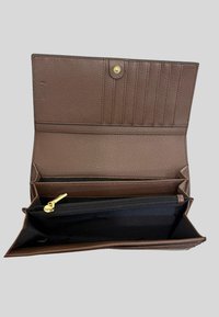 Portafoglio in pelle marrone con una tasca interna con zip, vari scomparti per carte e un'esterno testurizzato. Presenta una chiusura a scatto e una fodera morbida.
