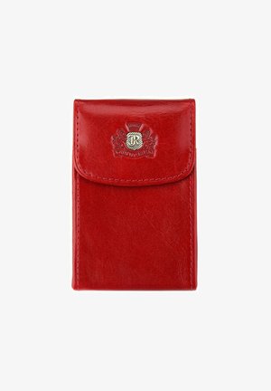 Cartera de cuero rojo con textura suave, solapa curva, logotipo grabado y costuras en contraste. Forma rectangular compacta.