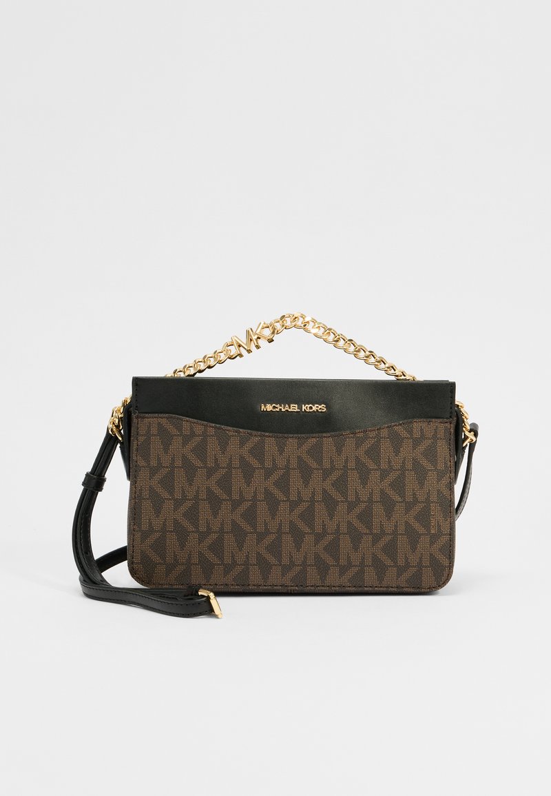 Bruine handtas met monogram en gouden hardware, met een zwart bovenpaneel en een afneembare leren schouderband.