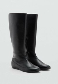 Botas de cuero negro hasta la rodilla con una textura suave, punta redondeada y cremallera lateral. La suela es plana, lo que proporciona un diseño elegante.