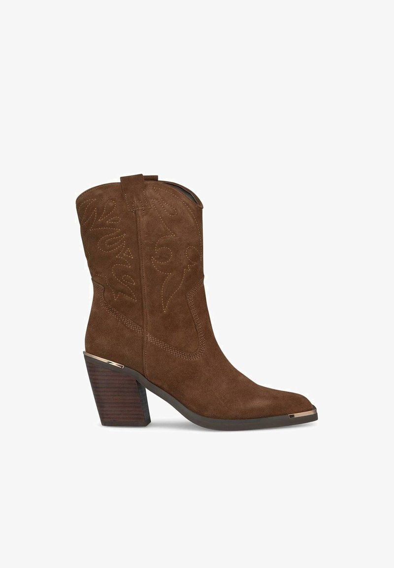 Stivali ankle in suede marrone con punta quadrata, cuciture decorative e tacco a blocco testurizzato accentuato da dettagli metallici.