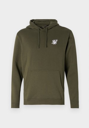 Olivengrønn bomulls hettegenser med frontlomme, snøring i hetten og en hvit brodert logo på brystet. Jevn tekstur og vanlig passform.