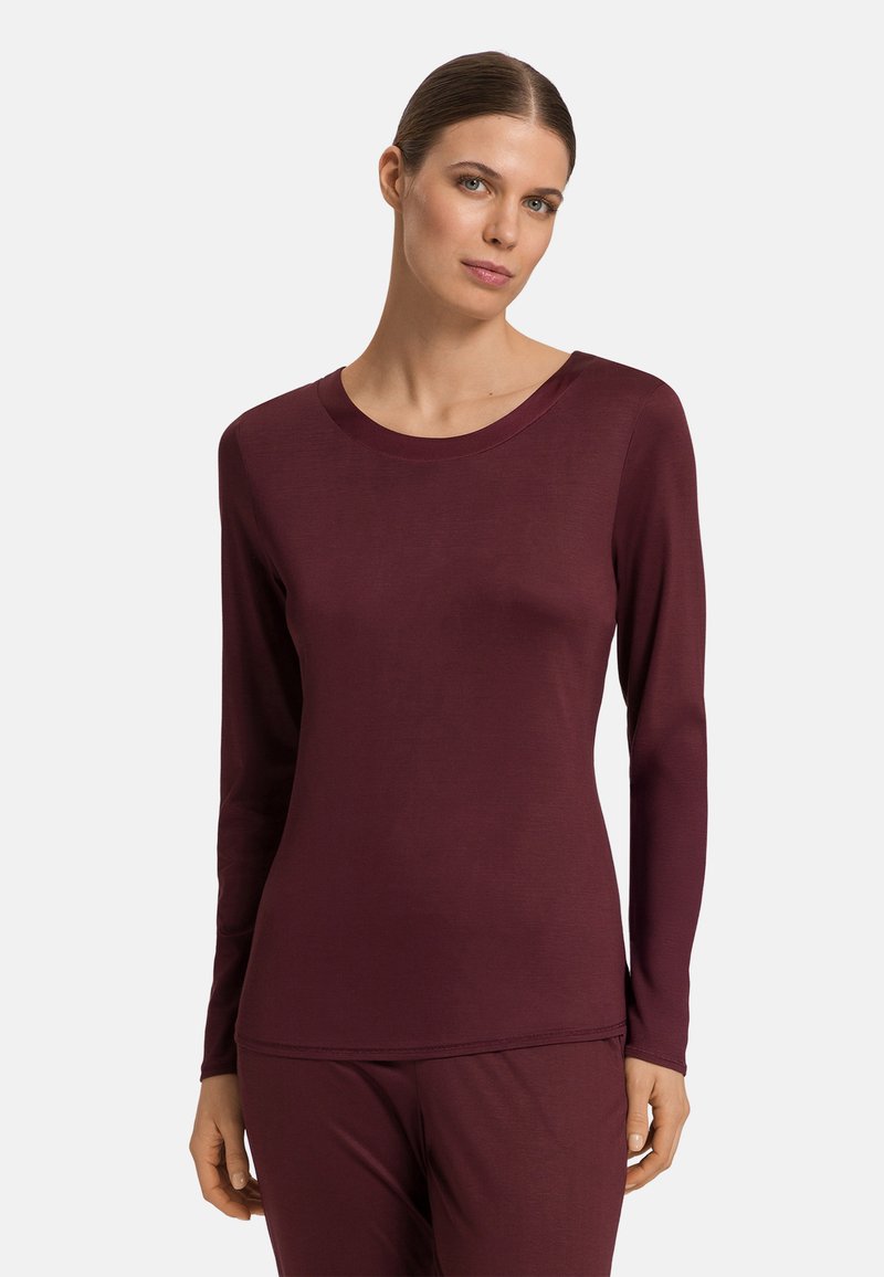 Burgundy långärmad topp, rund halsringning, slät textur, figurnära design, parat med matchande burgundy byxor, minimalistisk stil.