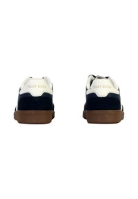 Zapatillas con un upper de ante azul marino y piel blanca, suela de goma marrón y la marca "TEDDY SMITH" en el talón.