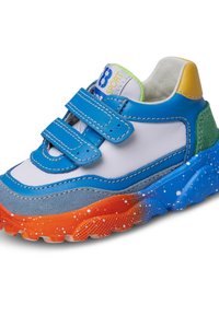 Sneaker per bambini blu e bianco con cinturini in velcro, dettagli grigi e verdi, e una suola maculata arancione e blu. Materiale superiore testurizzato.