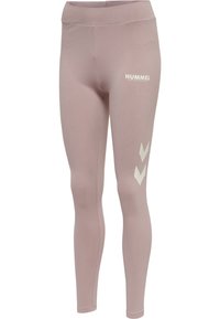 Różowe legginsy o gładkiej fakturze, z wysokim stanem i białym logo Hummel. Na lewej nodze znajdują się białe wzory w kształcie chevronu.