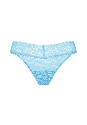 Lichtblauwe kanten damesonderwäsche met bloemenpatronen en een gegolfde tailleband tegen een witte achtergrond.