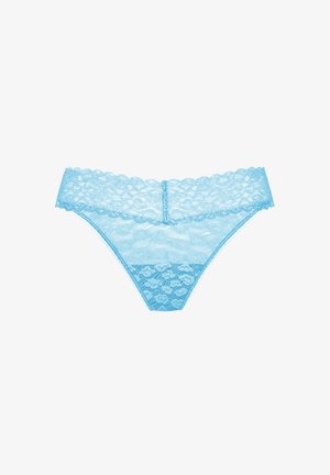 Lichtblauwe kanten damesonderwäsche met bloemenpatronen en een gegolfde tailleband tegen een witte achtergrond.