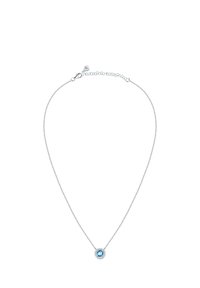 Collana d'argento con una catena delicata, caratterizzata da una pietra centrale di un blu chiaro circondata da un alone d'argento. Chiusura regolabile sul retro.