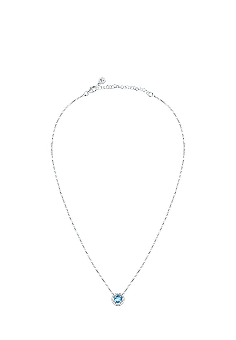 Collana d'argento con una catena delicata, caratterizzata da una pietra centrale di un blu chiaro circondata da un alone d'argento. Chiusura regolabile sul retro.