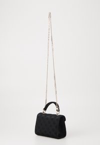 Borsa nera realizzata in materiale testurizzato, con una maniglia corta e una lunga tracolla metallica, caratterizzata da un motivo geometrico impresso sulla superficie.