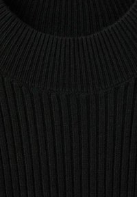 Črna rebrasta pletenina z visokim ovratnikom, ki prikazuje navpične črte in teksturirano površino. Material se zdi mehak in elastičen.
