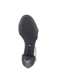 Sandalo nero con tacco alto, suola testurizzata, cinturino alla caviglia e chiusura con fibbia. Include marchio italiano e indicazione di misura 38 sul fondo.