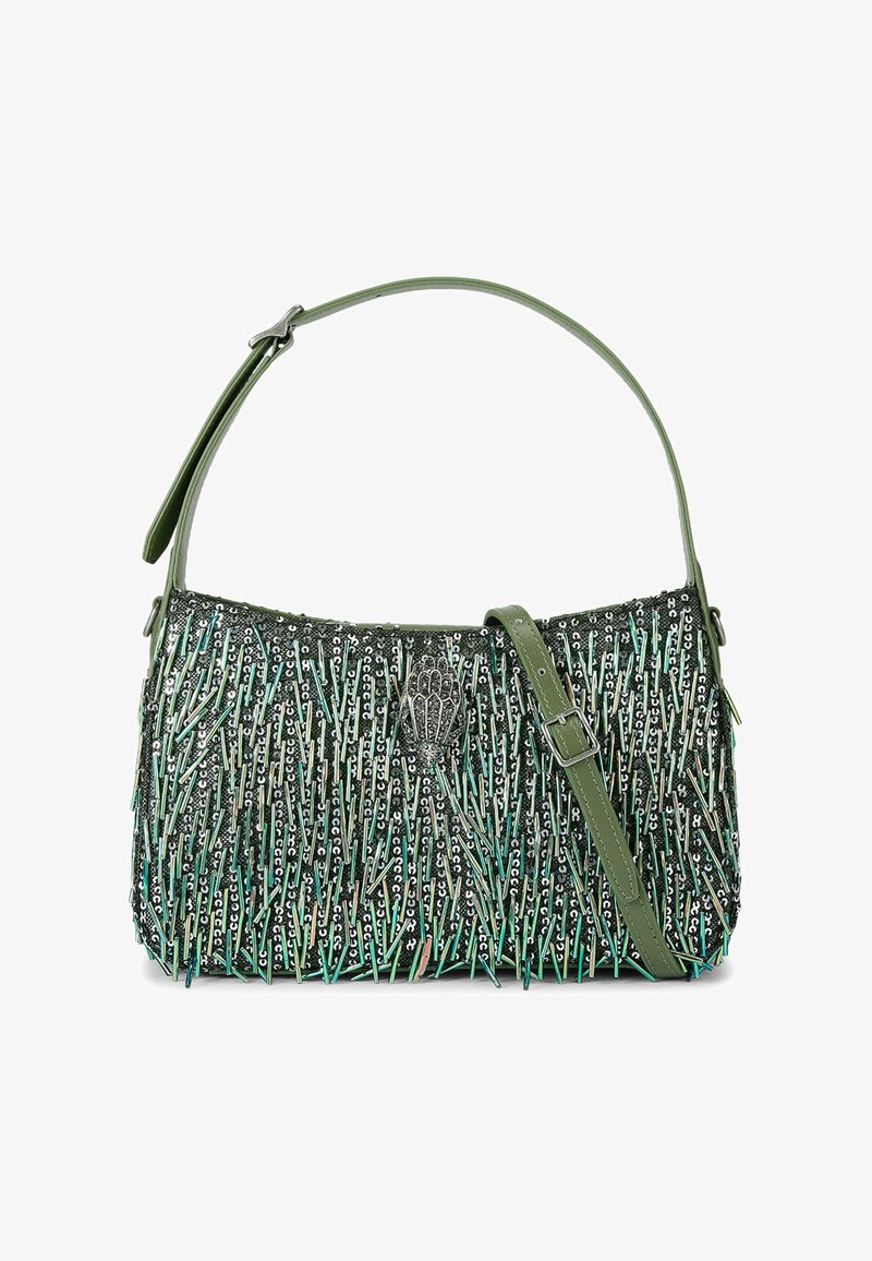 Borsa a tracolla verde con una superficie texturizzata e ricoperta di perline, caratterizzata da fili verticali in diverse sfumature di verde e dettagli argento. Cintura regolabile inclusa.