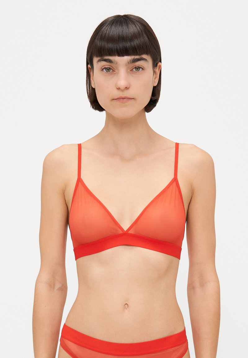 Bralette rouge transparent avec une forme de cup en triangle, de fines bretelles réglables et une bande rouge unie. Offre une texture lisse et légère.