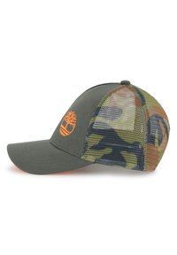 Casquette snapback en tissu vert olive avec des panneaux en maille camouflage. Présente un logo orange à l'avant. Visière courbée et dos ajustable.