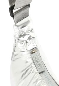 Borsa a spalla metallica argentata caratterizzata da un tessuto testurizzato, chiusura con zip dotata di un tirante con logo grigio e una tracolla regolabile.