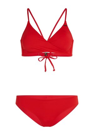 Sarkans bikini komplekts, kas ietver trīsstūra büstkrūti ar priekšu sasienamu daļu un regulējamiem siksniņām, kopā ar zemas jostasvietas bikini apakšdaļām. Gluda tekstūra.