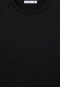 Felpa nera realizzata in tessuto morbido, con scollatura a girocollo e maniche raglan, dalla texture liscia e senza motivi visibili.