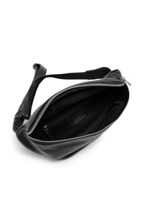 Melna ādas crossbody soma ar ārēju rāvējslēdzēja aizdari, regulējamu siksnu un gludu iekšējo oderi, kurā ir maza rāvējslēdzēja kabata.