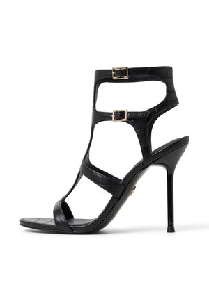 Schwarze High-Heel-Sandale mit einer Kunst-Krokodiltextur, ausgestattet mit zwei Schnallenverzierungen und einem offenen Design. Eleganter Stiletto-Absatz.