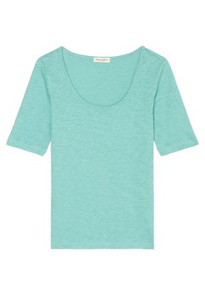 Lyseblå kortærmet skjorte med scoop-udskæring, blødt stof og mærke indeni kraven.