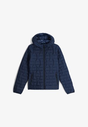 Dunkelblauer gefütterter Jacke mit Kapuze, die ein gestepptes Muster hat, einen Frontreißverschluss und zwei Seitentaschen mit schwarzen Reißverschlussverschlüssen.