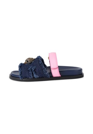 Sandalo a ciabatta con parte anteriore in denim blu navy sfrangiato, cinturino regolabile rosa, suola nera e ornamento metallico a forma di uccello sulla parte superiore.