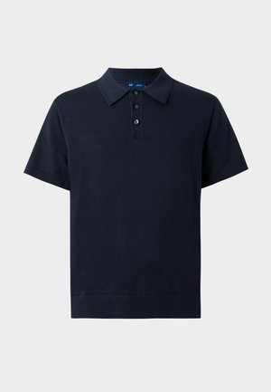 Tricou polo bleumarin cu mânecă scurtă, cu plachetă cu trei nasturi și tiv striat, afișat pe un fundal simplu deschis.