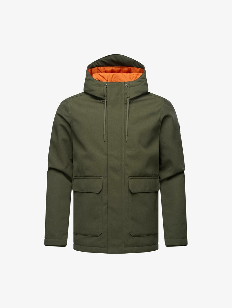 Chaqueta verde oliva con capucha, que cuenta con un forro interior naranja, cierre frontal y dos grandes bolsillos con tapa a cada lado.