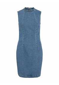 Robe en denim sans manches, à col haut, silhouette ajustée et coutures verticales. La couleur est un bleu moyen avec un minimum d'usure.
