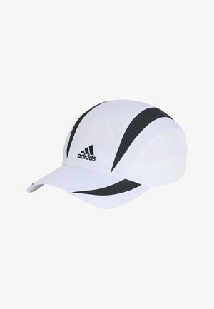 Biała sportowa czapka Adidas z czarnymi, zakrzywionymi paskami i zakrzywionym daszkiem, przeznaczona do użycia na zewnątrz podczas aktywności sportowej.