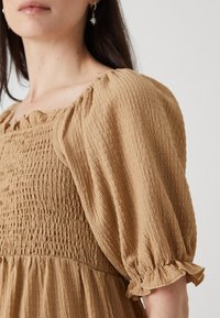 ONLY MATERNITY OLMHAZEL 2/4 SMOCK DRESS  - Rochie de zi - beige
