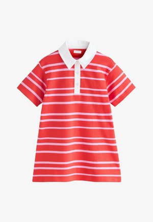Červené a ružové horizontálne pruhované šaty s krátkym rukávom a bielym zapínateľným polo golierom, zobrazené na jednolivom bielom pozadí.