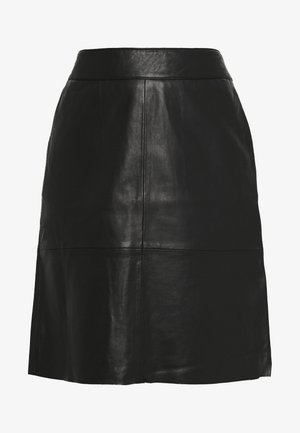 Zwarte A-lijn rok van imitatieleren met hoge taille en zichtbare naaddetails aan de voorkant en bij de zoom.