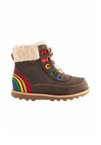 Stivale marrone con lacci, regolato con un polsino in pelliccia sintetica, occhielli multicolori e cuciture arcobaleno sul lato. Suola in gomma con un design testurizzato.