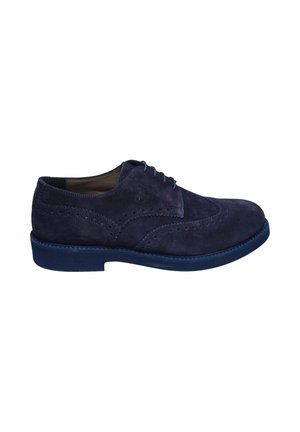 Scarpa elegante da uomo in suede blu scuro con dettagli brogue e lacci, vista di lato su sfondo bianco.