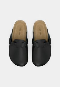 Svarte tresko med en glatt matte overflate, med rund tå, åpen bak og bred stropp over fronten festet med en spenne.