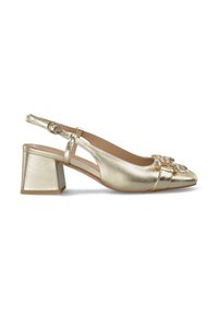 Złote metaliczne buty slingback na niskim obcasie, z noskiem w kształcie szpica i ozdobami z przodu. Gładka tekstura z połyskliwym wykończeniem.