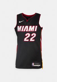Crna košarkaška majica s crvenim i bijelim natpisom "MIAMI", brojem "22", Nike logom i bočnim detaljima. Izrađena od prozračnog materijala.