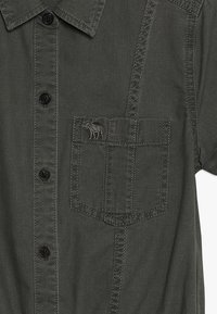 Abercrombie & Fitch AIR CHASE MILITARY ROMPER - Jumpsuit - olive