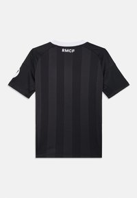 Svart sportsdrakt med vertikale striper, korte ermer og rund hals. Har "RMCEF" på øvre del av ryggen og en hvit detalj på kragen.