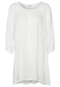 Tunica bianca a maniche lunghe con scollatura tonda, realizzata in un tessuto leggero e dettagli arricciati sulle spalle, con maniche arrotolate.