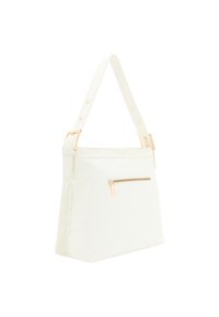 Hvid taske med en struktureret design, ribbet håndtag og en guldtonet lynlås-lomme på forsiden. Glat tekstur, minimalistisk stil.
